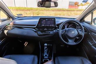 2017 Toyota C-HR - Thumbnail