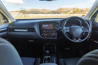 2016 Mitsubishi Outlander - Thumbnail