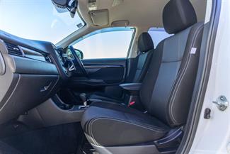 2016 Mitsubishi Outlander - Thumbnail