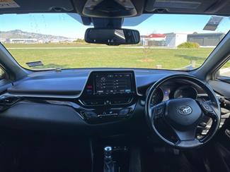 2017 Toyota C-HR - Thumbnail