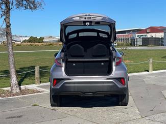 2017 Toyota C-HR - Thumbnail