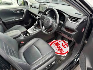 2020 Toyota RAV4 - Thumbnail