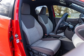 2020 Toyota Yaris - Thumbnail