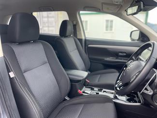 2017 Mitsubishi Outlander - Thumbnail