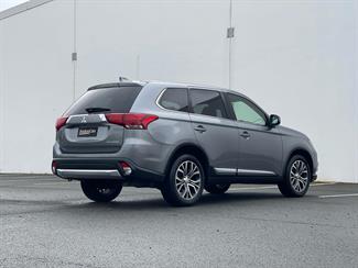 2017 Mitsubishi Outlander - Thumbnail