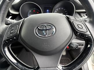 2017 Toyota C-HR - Thumbnail