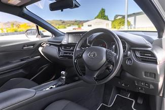 2017 Toyota C-HR - Thumbnail