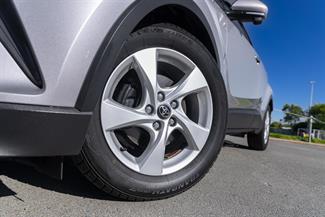 2017 Toyota C-HR - Thumbnail