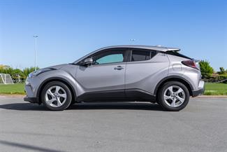 2017 Toyota C-HR - Thumbnail