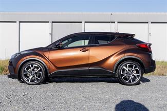 2017 Toyota C-HR - Thumbnail