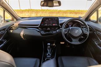 2017 Toyota C-HR - Thumbnail