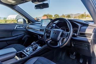2024 Mitsubishi Outlander - Thumbnail