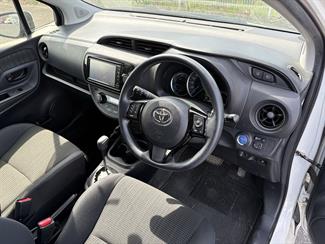 2017 Toyota Vitz - Thumbnail