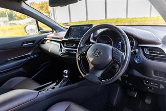 2017 Toyota C-HR - Thumbnail