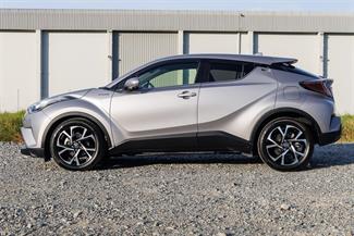 2017 Toyota C-HR - Thumbnail