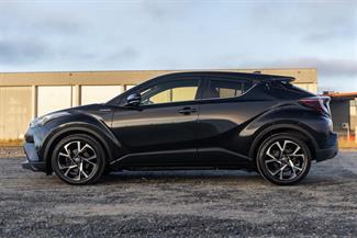2017 Toyota C-HR - Thumbnail