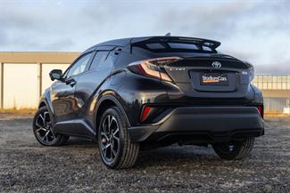 2017 Toyota C-HR - Thumbnail