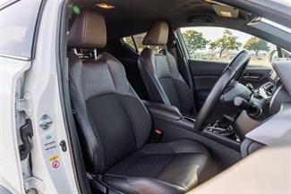 2017 Toyota C-HR - Thumbnail