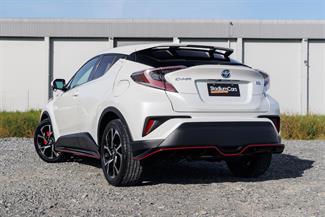 2017 Toyota C-HR - Thumbnail