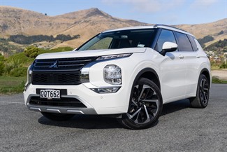 2024 Mitsubishi Outlander - Thumbnail