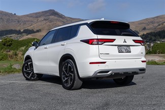 2024 Mitsubishi Outlander - Thumbnail