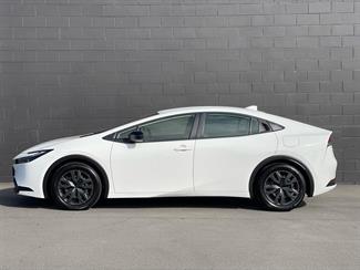 2023 Toyota Prius - Thumbnail