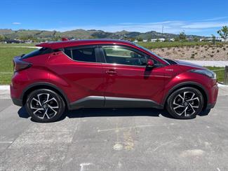 2017 Toyota C-HR - Thumbnail
