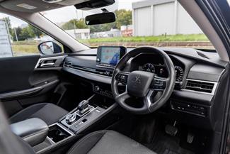 2022 Mitsubishi Outlander - Thumbnail