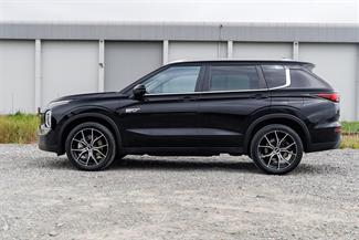 2022 Mitsubishi Outlander - Thumbnail