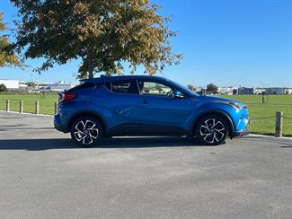 2017 Toyota C-HR - Thumbnail