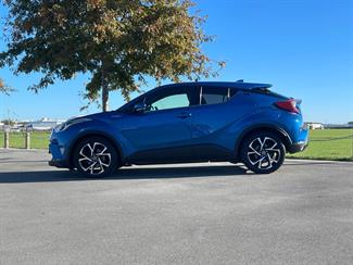 2017 Toyota C-HR - Thumbnail