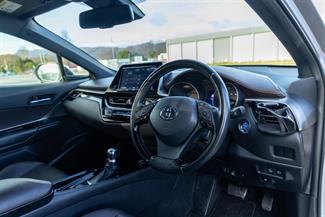 2017 Toyota C-HR - Thumbnail