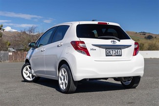 2015 Toyota Vitz - Thumbnail
