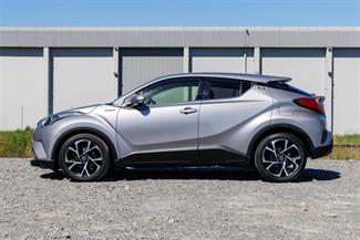 2017 Toyota C-HR - Thumbnail