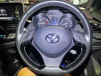 2017 Toyota C-HR - Thumbnail