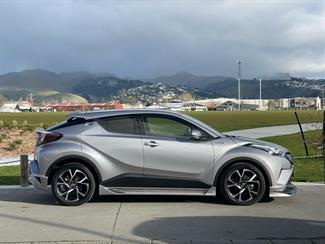2017 Toyota C-HR - Thumbnail