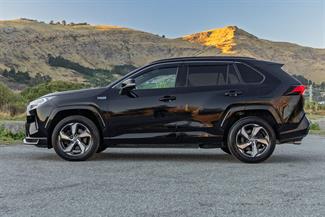 2021 Toyota RAV4 - Thumbnail
