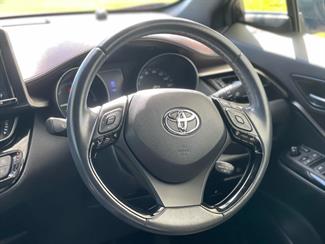 2017 Toyota C-HR - Thumbnail